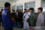 Sejumlah mahasiswa asal provinsi Aceh yang dievakuasi dari Sudan (kanan) disambut petugas penjemput Dinas Sosial Aceh saat tiba di Bandara Internasional Sultan Iskandar Muda (SIM) , Kabupaten Aceh Besar, Aceh, Selasa (2/5/2023). Kementerian Luar Negeri menyatakan  hingga tanggal 1 Mei 2023 total  warga negara Indonesia (WNI) yang telah dipulangkan  dari Sudan yang dilanda krisis keamanan akibat konflik bersenjata sebanyak 829 orang  dan sebanyak 47 orang di antaranya  berasal dari provinsi Aceh.  ANTARA FOTO/Ampelsa.