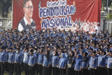 Sejumlah Aparatur Sipil Negara (ASN) mengikuti upacara peringatan Hari Pendidikan Nasional (Hardiknas) di Lapangan Tegar Beriman, Cibinong, Kabupaten Bogor, Jawa Barat, Selasa (2/5/2023). Peringatan Hardiknas 2023 tersebut bertema