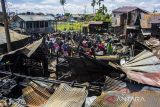Warga mencari barang yang masih bisa diselamatkan pascakebakaran di Kampung Gedang, Banjarmasin, Kalimantan Selatan, Rabu (3/5/2023). Berdasarkan data BPBD Kota Banjarmasin,kebakaran yang terjadi di permukiman padat penduduk itu menghanguskan sebanyak lima bangunan 35 pintu mengakibatkan 142 jiwa terdampak. ANTARA/Bayu Pratama S.