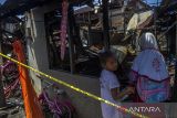 Dua anak melihat puing rumah pascakebakaran di Kampung Gedang, Banjarmasin, Kalimantan Selatan, Rabu (3/5/2023). Berdasarkan data BPBD Kota Banjarmasin,kebakaran yang terjadi di permukiman padat penduduk itu menghanguskan sebanyak lima bangunan 35 pintu mengakibatkan 142 jiwa terdampak. ANTARA/Bayu Pratama S.