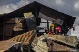 Relawan barisan pemadam kebakaran melakukan pembasahan pascakebakaran di Kampung Gedang, Banjarmasin, Kalimantan Selatan, Rabu (3/5/2023). Berdasarkan data BPBD Kota Banjarmasin,kebakaran yang terjadi di permukiman padat penduduk itu menghanguskan sebanyak lima bangunan 35 pintu mengakibatkan 142 jiwa terdampak. ANTARA/Bayu Pratama S.