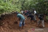 Warga gotong royong membersihkan material tanah longsor yang menimbun jalan di Desa Cisadap, Kabupaten Ciamis, Jawa Barat, Rabu (3/5/2023). BPBD Ciamis menyebutkan sebanyak 14 titik yang tersebar di tujuh kecamatan di Kabupaten Ciamis, dilanda bencana longsor dan banjir akibat curah hujan. ANTARA FOTO/Adeng Bustomi/agr 
