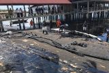 Limbah minyak di perairan Batam diduga dari kapal terbakar di Perairan Malaysia