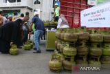 Warga membeli gas elpiji tiga kilogram bersubsidi saat berlangsung  operasi pasar di Pasar Induk Lambaro, Kabupaten Aceh Besar, Aceh, Selasa (2/5/2023).  Operasi pasar gas elpiji  di sejumlah lokasi  dalam wilayah Aceh itu dijual dengan harga Rp18 ribu per tabung dalam upaya pemenuhan kebutuhan masyarakat pascalebaran Idul Fitri 1444 Hijriyah . ANTARA FOTO/Ampelsa