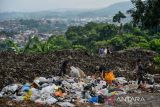 Petugas memilah sampah plastik di Tempat Pembuangan Akhir (TPA) Cicabe di Jatihandap, Bandung, Jawa Barat, Rabu (3/5/2023). Pemerintah Kota Bandung membuka kembali TPA Cicabe guna menangani masalah penumpukan sampah di puluhan tempat pembuangan sementara di Kota Bandung imbas dari permasalahan operasional di TPA Sarimukti Kabupaten Bandung Barat. ANTARA FOTO/Raisan Al Farisi/agr