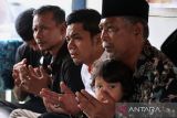 Keluarga korban tragedi Simpang KAA mengusap air mata usai pembacaan surat terbuka untuk Presiden Joko Widodo saat peringatan mengenang 24 tahun tragedi Simpang KAA di Tugu Keadilan Dewantara, Aceh Utara, Aceh, Rabu (3/5/2023). Mereka meminta Presiden Jokowi segera membentuk mekanisme hukum melalui pengadilan HAM ad hoc Aceh untuk penyelesaian soal pelanggaran HAM dalam tragedi Simpang KAA pada 3 Mei 1999 yang mengakibatkan 21 orang meninggal dunia dan 146 luka-luka. ANTARA/Rahmad