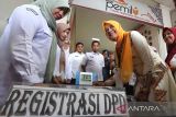 Bakal calon anggota Dewan Perwakilan Daerah (DPD) Darwati A Gani (dua kanan) melakukan registrasi saat menyerahkan berkas pendaftaran di Komisi Independen Pemilihan (KIP) Provinsi Aceh, Banda Aceh, Aceh, Kamis (4/5/2023). Komisi Pemilihan Umum (KPU) telah memulai tahapan pendaftaran untuk bakal calon anggota DPD Pemilihan Umum 2024 sejak 1 hingga 14 Mei 2023 di masing-masing KPU daerah terhadap 700 bakal calon anggota DPD di 38 provinsi yang telah memenuhi syarat dukungan. ANTARA/Irwansyah Putra
