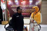 Bakal calon anggota Dewan Perwakilan Daerah (DPD) Darwati A Gani (dua kanan) melakukan registrasi saat menyerahkan berkas pendaftaran di Komisi Independen Pemilihan (KIP) Provinsi Aceh, Banda Aceh, Aceh, Kamis (4/5/2023). Komisi Pemilihan Umum (KPU) telah memulai tahapan pendaftaran untuk bakal calon anggota DPD Pemilihan Umum 2024 sejak 1 hingga 14 Mei 2023 di masing-masing KPU daerah terhadap 700 bakal calon anggota DPD di 38 provinsi yang telah memenuhi syarat dukungan. ANTARA/Irwansyah Putra