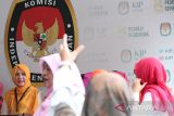 Bakal calon anggota Dewan Perwakilan Daerah (DPD) perwakilan perempuan Darwati A Gani menyerahkan berkas pendaftaran di Komisi Independen Pemilihan (KIP) Provinsi Aceh, Banda Aceh, Aceh, Kamis (4/5/2023). Komisi Pemilihan Umum (KPU) telah memulai tahapan pendaftaran bagi bakal calon anggota DPD Pemilihan Umum 2024 sejak 1 hingga 14 Mei 2023. ANTARA/Irwansyah Putra