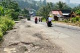 Infrastruktur jalan menuju kawasan wisata Sumur Putri Bandarlampung rusak