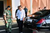 Presiden Jokowi tinjau jalan rusak di Lampung yang ramai dibahas di media sosial gunakan mobil