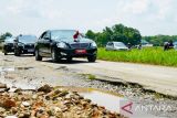 Mobil Presiden Jokowi lintasi jalan berkubang di Terusan Ryacudu Lampung