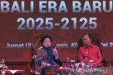 Presiden ke-5 Republik Indonesia yang juga Ketua Umum PDI Perjuangan Megawati Soekarnoputri (kiri) menyampaikan paparannya dengan didampingi Gubernur Bali Wayan Koster (kanan) dalam seminar bertema 