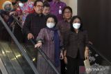 Presiden ke-5 Republik Indonesia yang juga Ketua Umum PDI Perjuangan Megawati Soekarnoputri (kiri) didampingi Menteri Pemberdayaan Perempuan dan Perlindungan Anak (PPPA) I Gusti Ayu Bintang Darmawati (kanan) bergegas usai mengikuti seminar bertema 