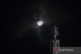 Gerhana bulan Penumbra terlihat dari Indramayu, Jawa Barat, Jumat (5/5/2023). Gerhana bulan penumbra yang terjadi saat posisi matahari, langit, dan bulan tidak benar-benar sejajar sehingga bulan hanya akan terlihat sedikit meredup. ANTARA FOTO/Dedhez Anggara/agr

