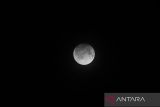 Gerhana bulan penumbra terlihat dari Indramayu, Jawa Barat, Sabtu (6/5/2023). Gerhana bulan penumbra yang terjadi saat posisi matahari, langit, dan bulan tidak benar-benar sejajar sehingga bulan hanya akan terlihat sedikit meredup. ANTARA FOTO/Dedhez Anggara/agr