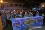 Ratusan peserta pejalan kaki meriahkan pawai obor tolak bala di Kapuas