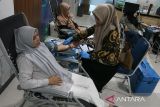 Sejumlah warga mengikuti kegiatan donor darah di Banda Aceh, Aceh, Jumat (5/5/2023). PMI di daerah itu kembali melakukan kegiatan donor darah pasca lebaran Idul Fitri 1444 Hijriyah untuk pemenuhan kebutuhan darah sejumlah rumah sakit di kota Banda Aceh, kab Aceh Besar dan kab Aceh Jaya sebanyak 150 hingga 200 kantong darah per hari, sedangkan stok darah yang tersedia rata rata sebanyak 100 kantong per hari. ANTARA FOTO/Ampelsa.