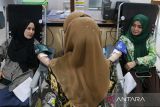 Sejumlah warga mengikuti kegiatan donor darah di Banda Aceh, Aceh, Jumat (5/5/2023). PMI di daerah itu kembali melakukan kegiatan donor darah pasca lebaran Idul Fitri 1444 Hijriyah untuk pemenuhan kebutuhan darah sejumlah rumah sakit di kota Banda Aceh, kab Aceh Besar dan kab Aceh Jaya sebanyak 150 hingga 200 kantong darah per hari, sedangkan stok darah yang tersedia rata rata sebanyak 100 kantong per hari. ANTARA FOTO/Ampelsa.