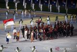 Atlet dan ofisial kontingen Indonesia mengikuti defile saat upacara Pembukaan SEA Games 2023 di Stadion Morodok Techno National Stadium, Phnom Penh, Kamboja, Jumat (5/5/2023). Tim Indonesia membawa 599 atlet yang akan berlaga di 31 cabang olahraga dalam kompetisi multievent Asia Tenggara. ANTARA FOTO/M Agung Rajasa/wsj.