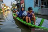 Warga menggunakan perahu saat banjir merendam Kampung Bojongasih, Dayeuhkolot, Kabupaten Bandung, Jawa Barat, Minggu (7/5/2023). Banjir yang terjadi sejak Sabtu (6/5/2023) pagi akibat luapan Sungai Citarum tersebut merendam ribuan tempat tinggal di Dayeuhkolot setinggi 30 cm hingga satu meter. ANTARA FOTO/Raisan Al Farisi/agr