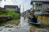 Warga menggunakan perahu saat benjir merendam Kampung Bojongasih, Dayeuhkolot, Kabupaten Bandung, Jawa Barat, Minggu (7/5/2023). Banjir yang terjadi sejak Sabtu (6/5/2023) pagi akibat luapan Sungai Citarum tersebut merendam ribuan tempat tinggal di Dayeuhkolot setinggi 30 cm hingga satu meter. ANTARA FOTO/Raisan Al Farisi/agr