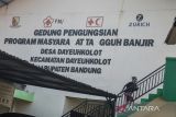 Warga menaiki tangga untuk memasuki gedung pengungsian di Kampung Bojongasih, Dayeuhkolot, Kabupaten Bandung, Jawa Barat, Minggu (7/5/2023). Banjir yang terjadi sejak Sabtu (6/5/2023) membuat ratusan KK mengungsi, sementara itu pada Sabtu (6/5) hanya 16 KK yang bertahan di pengungsian sementara yang lainnya memilih untuk pulang ke tempat tinggalnya. ANTARA FOTO/Raisan Al Farisi/agr

