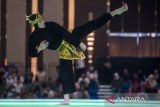 Pesilat putri Indonesia Puspa Arum Sari beraksi dalam final pencak silat nomor seni tunggal putri saat SEA Games 2023 di Chroy Changvar International Convention & Exhibition Center, Phnom Penh, Kamboja, Minggu (7/5/2023). Puspa Arum Sari meraih medali emas dalam nomor pertandingan tersebut dengan perolehan skor 9.970. ANTARA FOTO/M Agung Rajasa/nym.