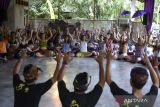 Peserta mengikuti sesi workshop Tari Kecak saat kegiatan BaliSpirit Festival 2023 di Ubud, Gianyar, Bali, Sabtu (6/5/2023). BaliSpirit Festival yang digelar hingga Minggu (7/5) menghadirkan berbagai kegiatan dan kelas yoga, tari, musik, serta healing yang diikuti peserta dari puluhan negara sebagai upaya edukasi pola hidup sehat sekaligus untuk membantu meningkatkan sektor pariwisata di Bali. ANTARA FOTO/Fikri Yusuf/wsj.