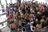 Wisatawan mengantre memasuki pintu keberangkatan saat akan menyeberang ke Pulau Nusa Penida dengan menggunakan kapal cepat di Pelabuhan Sanur, Denpasar, Bali, Sabtu (6/5/2023). Gubernur Bali Wayan Koster mengatakan akan melakukan penataan infrastruktur di kawasan pelabuhan tersebut dengan rencana pelebaran jalan dan pembangunan area parkir yang memanfaatkan lahan Pemprov Bali seluas tiga hektare menyusul sering terjadinya kemacetan di kawasan itu dengan rata-rata jumlah penumpang 2.000-4.000 orang per hari. ANTARA FOTO/Nyoman Hendra Wibowo/wsj.