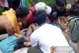 Warga tandu wanita akan melahirkan karena jalan tertutup longsor Solok