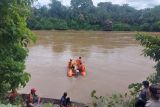 Kerahkan perahu karet, BPBD Dharmasraya cari korban terjun Sungai Batanghari