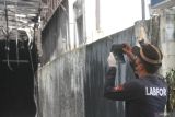 Tim Laboratorium Forensik (Labfor) Polda Jatim menyelidiki penyebab kebakaran di Malang Plaza, Jawa Timur, Rabu (3/5). Berdasarkan laporan awal dari saksi di Tempat Kejadian Perkara (TKP), kebakaran tersebut terjadi pada Selasa (2/5/2023) pukul 00.30 WIB dan api diduga bermula dari lantai tiga. Antara Jatim/Ari Bowo Sucipto/zk.