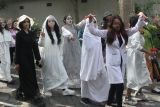 Mahasiswa berkostum hantu dan zombie mengikuti parade tari dan karnaval kostum bertajuk  