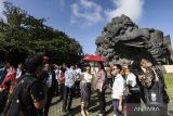 Sejumlah delegasi ASEAN Socio-Culture Community (ASCC) melihat Plaza Garuda di Taman Budaya Garuda Wisnu Kencana, Kabupaten Badung, Bali, Senin (8/5/2023). Kemenko PMK mengajak delegasi ASCC mengunjungi Taman Budaya Garuda Wisnu Kencana dalam rangkaian acara The 29th ASCC Council atau Pertemuan Dewan Menteri Pilar Sosial Budaya ASEAN ke-29 untuk memperkenalkan kebudayaan Indonesia. ANTARA FOTO/Asprilla Dwi Adha/tom.ANTARA FOTO/ASPRILLA DWI ADHA (ANTARA FOTO/ASPRILLA DWI ADHA)