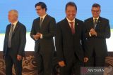 Menteri Kelautan dan Perikanan Sakti Wahyu Trenggono (kedua kanan) bersama Perwakilan FAO di Indonesia dan Timor Leste Rajendra Kumar Aryal (kanan), Wakil Menteri Akuakultur dan Perikanan Republik Ekuador Andres Arens (kedua kiri), dan Sekretaris dari Agreement on Port State Measures (PSMA)Â Matthew Camilleri (kiri) saat pembukaan acara 4th Meeting of the Parties to the FAO Agreement on Port State Measures (PSMA) di Kuta, Badung, Bali, Senin (8/5/2023). Pemerintah Indonesia menjadi tuan rumah dalam penyelenggaraan pertemuan Pertemuan Ke-4 PSMA yang digelar pada 8-12 Mei 2023 di Bali dengan diikuti 200 delegasi dari seluruh dunia bersama perwakilan organisasi antar pemerintah dan organisasi non-pemerintah untuk mencegah dan memberantas penangkapan ikan ilegal atau illegal unreported and unregulated (IUU) fishing. ANTARA FOTO/Nyoman Hendra Wibowo/wsj.