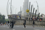 Warga berolah raga saat hari bebas kendaraan bermotor (HBKB) di jalan Ahmad Yani, kota Bekasi, Jawa Barat, Minggu (7/5/2023). Car free day atau HBKB kembali diadakan setelah liburan Lebaran di kota Bekasi setelah ditiadakan selama puasa Ramadhan 2023. ANTARA FOTO/Paramayuda/aww.