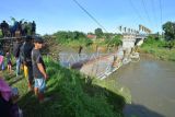 Jembatan Bantuan BNPB Di Kayu Gadang Sikabu Ambruk