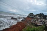 Sejumlah pengunjung berwisata di kawasan Pantai Danau Gedang di Desa Betuah, Kabupaten Bengkulu Tengah, Provinsi Bengkulu, Minggu (07/5/2023). Objek wisata yang memiliki keindahan pasir putih serta gugusan batu karang tersebut dikelola secara sederhana oleh masyarakat yang menyediakan beberapa area khusus untuk berswafoto dengan biaya Rp10.000. ANTARA FOTO/Muhammad Izfaldi/YU