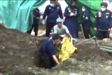 Autopsi ulang, makam pensiunan polisi di jombang dibongkar