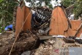 Warga mencari barang yang bisa diselamatkan di dalam rumahnya yang roboh di Desa Saguling, Kabupaten Ciamis, Jawa Barat, Senin (8/5/2023). Bencana pergerakan tanah seluas dua hektare yang terjadi sejak Jumat (5/5/2023) pagi itu mengakibatkan satu rumah roboh, lima rumah retak dan warga terpaksa mengungsi ditempat yang aman. ANTARA FOTO/Adeng Bustomi/agr