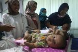 Sejumlah ibu dan anaknya mengikuti Lomba Menyusui 2023 di Kota Kediri, Jawa Timur, Senin (8/5/2023). Lomba menyusui yang diselenggarakan tim penggerak Pembinaan Kesejahteraan Keluarga (PKK) tersebut diikuti oleh 92 ibu bersama anaknya sebagai upaya sosialisasi pencegahan stunting dengan memberikan air susu ibu (ASI) eksklusif kepada bayi hingga usia 2 tahun. Antara Jatim/Prasetia Fauzani/zk.