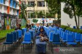 Keluarga dari peserta menunggu selesainya ujian Seleksi Nasional Penerimaan Mahasiswa Baru (SNPMB) di Kampus Universitas Pendidikan Indonesia (UPI), Bandung, Jawa Barat, Senin (8/5/2023). Sebanyak 16.141 peserta di Kampus UPI mengikuti Ujian Tulis Berbasis Komputer (UTBK) untuk SNPMB yang dibagi dua gelombang yaitu gelombang pertama 8-14 Mei 2023 serta gelombang dua pada 22-28 Mei 2023. ANTARA FOTO/Raisan Al Farisi/agr