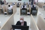 Peserta mengerjakan soal dalam Ujian Tulis Berbasis Komputer (UTBK) dalam rangka Seleksi Nasional Berdasarkan Tes (SNBT) di ruang komputer Universitas Negeri Malang, Jawa Timur, Senin (8/5/2023). Pelaksanaan tes untuk masuk ke Perguruan Tinggi Negeri (PTN) di kota Malang tersebut diikuti sekitar 77 ribu calon mahasiswa dan diadakan selama dua pekan serta dibagi menjadi dua gelombang. Antara Jatim/Ari Bowo Sucipto/zk.