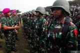 Komandan Komando Pembinaan Doktrin Pendidikan dan Latihan TNI Angkatan Laut (Dankodiklatal) Letnan Jenderal TNI Marinir Suhartono (kiri) memberikan arahan kepada sejumlah siswa (calon anggota) Komponen Cadangan (Komcad) Matra Laut TNI AL saat upacara pembukaan Pelatihan Dasar Kemiliteran Komcad Matra Laut TNI AL Tahun 2023 di Komando Pendidikan Marinir (Kodikmar), Surabaya, Jawa Timur, Senin (8/5/2023). TNI Angkatan Laut melalui Komando Pembinaan Doktrin Pendidikan dan Latihan TNI Angkatan Laut (Kodiklatal) mendidik 500 calon anggota Komponen Cadangan Matra Laut TNI AL selama tiga bulan di tempat tersebut. Antara Jatim/Didik Suhartono/zk.