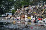 Warga membuang sampah di Tempat Pembuangan Sementara (TPS) Ciwastra yang ditutup sementara di Bandung, Jawa Barat, Selasa (9/5/2023). Pemerintah Kota Bandung mencatat sebanyak 35 dari 55 TPS di Kota Bandung mengalami kelebihan kapasitas yang diakibatkan oleh permasalahan yang berada di TPA Sarimukti. ANTARA FOTO/Raisan Al Farisi/agr