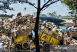 Kondisi sampah yang menumpuk di Tempat Pembuangan Sementara (TPS) Ciwastra yang ditutup sementara di Bandung, Jawa Barat, Selasa (9/5/2023). Pemerintah Kota Bandung mencatat sebanyak 35 dari 55 TPS di Kota Bandung mengalami kelebihan kapasitas yang diakibatkan oleh permasalahan yang berada di TPA Sarimukti. ANTARA FOTO/Raisan Al Farisi/agr