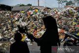 Aktivitas warga di Tempat Pembuangan Sementara (TPS) Ciwastra yang ditutup sementara di Bandung, Jawa Barat, Selasa (9/5/2023). Pemerintah Kota Bandung mencatat sebanyak 35 dari 55 TPS di Kota Bandung mengalami kelebihan kapasitas yang diakibatkan oleh permasalahan yang berada di TPA Sarimukti. ANTARA FOTO/Raisan Al Farisi/agr