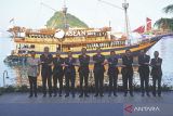 Presiden Joko Widodo (kelima kiri) berfoto bersama sejumlah kepala negara ASEAN (dari kiri) Presiden Filipina Ferdinand Romualdez Marcos Jr, Perdana Menteri (PM) Singapura Lee Hsien Loong, Deputi Perdana Menteri sekaligus Menteri Luar Negeri Thailand Don Pramudwinai, PM Vietnam Pham Minh Chinh, PM Laos Sonexay Siphandone, Sultan Brunei Darussalam Hassanal Bolkiah, PM Kamboja Hun Sen, PM Malaysia Anwar Ibrahim, dan PM Timor Leste Taur Matan Ruak saat pembukaan KTT ke-42 ASEAN di Labuan Bajo, NTT, Rabu (10/5/2023). KTT ke-42 ASEAN mengangkat tema ASEAN Matters: Epicentrum of Growth. ANTARA FOTO/Akbar Nugroho Gumay/wsj.