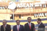 Presiden Joko Widodo (kedua kanan) bersama Deputi Perdana Menteri sekaligus Menteri Luar Negeri Thailand Don Pramudwinai, PM Vietnam Pham Minh Chinh dan PM Laos Sonexay Siphandone usai foto pada pembukaan KTT ke-42 ASEAN di Labuan Bajo, NTT, Rabu (10/5/2023). KTT ke-42 ASEAN mengangkat tema ASEAN Matters: Epicentrum of Growth. ANTARA FOTO/Akbar Nugroho Gumay/wsj.